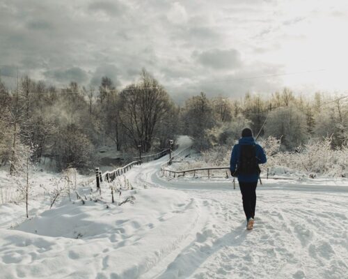 Courir en hiver sans grelotter : maîtriser la règle des trois couches et protéger ses extrémités